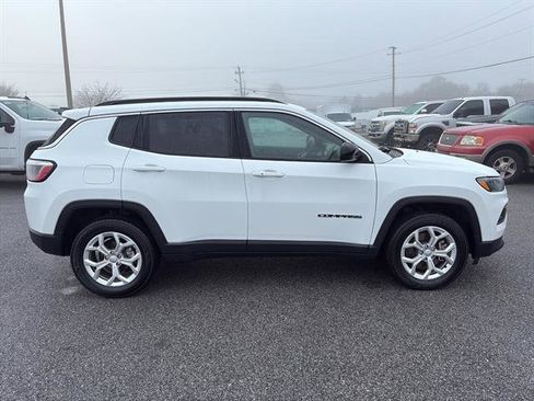 Used 2024 Jeep Compass Latitude image 8