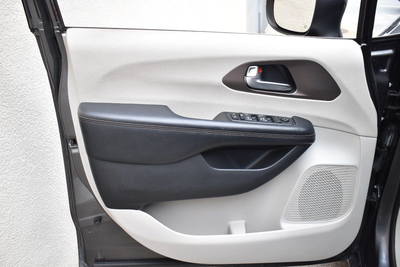 Used 2019 Chrysler Pacifica L FWD image 17