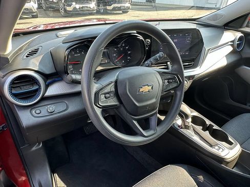 Used 2024 Chevrolet Trax LS w/ LS Convenience Package FWD image 21
