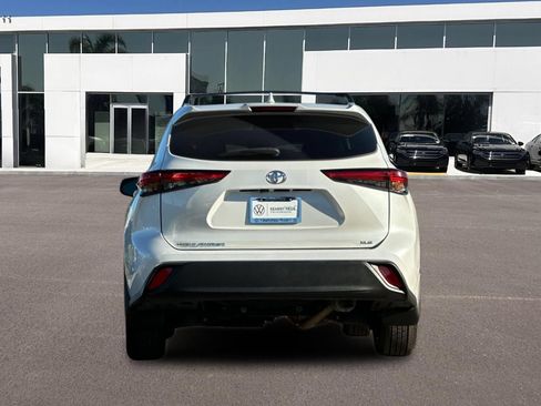 Used 2022 Toyota Highlander XLE FWD image 4