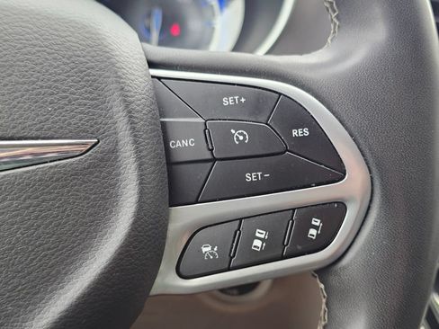 Used 2023 Chrysler Pacifica Touring-L FWD image 25