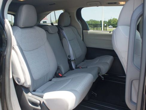 Used 2024 Toyota Sienna LE FWD image 21