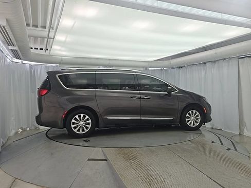 Used 2019 Chrysler Pacifica Touring-L FWD image 7