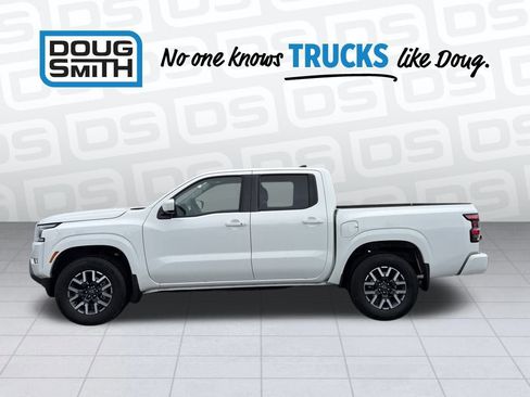 Used 2024 Nissan Frontier SL image 3