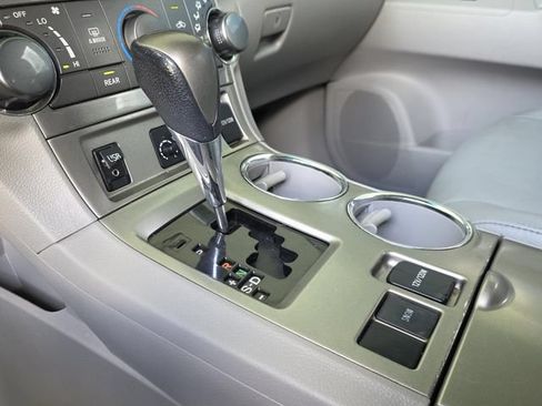 Used 2012 Toyota Highlander SE w/ Tow Pkg FWD image 20