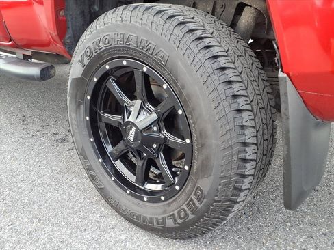 Used 2018 Toyota Tacoma TRD Sport image 11