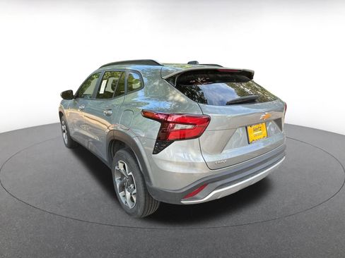 Used 2025 Chevrolet Trax LT FWD image 5