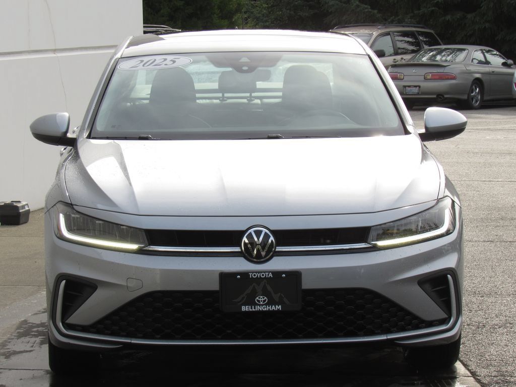 Used 2025 Volkswagen Jetta SE FWD image 3