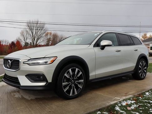 Used 2021 Volvo V60 T5 Cross Country w/ Climate Package image 6