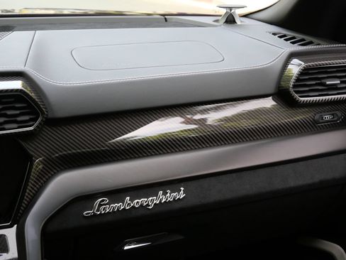 Used 2024 Lamborghini Urus Performante AWD/4WD image 38