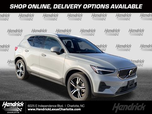 Used 2025 Volvo XC40 B5 Core image 1