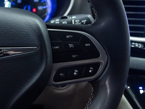 Used 2022 Chrysler Pacifica Touring-L FWD image 15