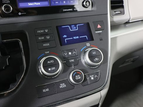 Used 2018 Toyota Sienna LE image 33