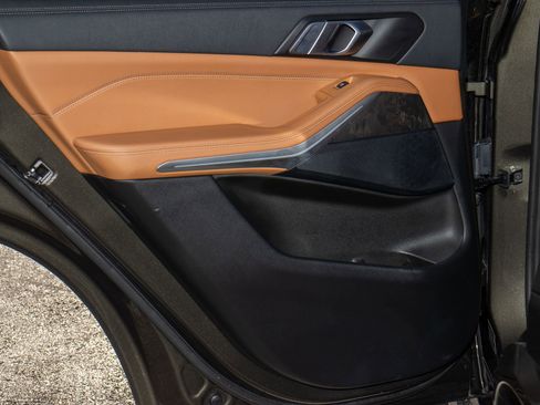 Used 2022 BMW X5 sDrive40i w/ M Sport Package image 13