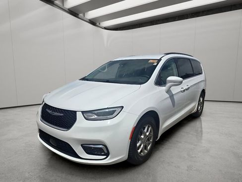 Used 2021 Chrysler Pacifica Touring FWD image 2