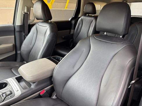 Used 2026 Kia Carnival FWD image 34