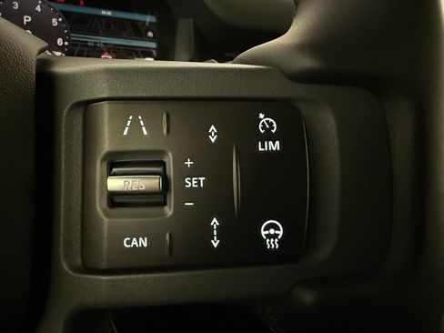 Used 2024 Land Rover Defender 110 X-Dynamic SE AWD/4WD image 33