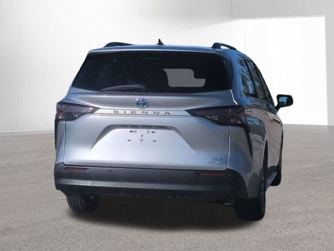 Certified 2023 Toyota Sienna XLE image 5