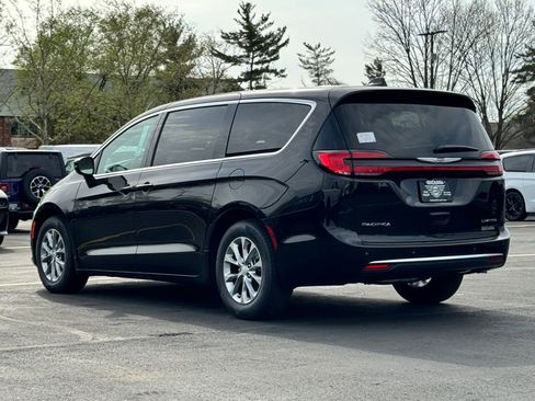 New 2026 Chrysler Pacifica Limited image 5