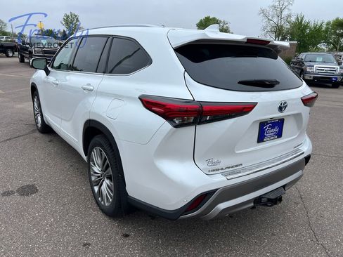 Used 2022 Toyota Highlander Platinum AWD/4WD image 3