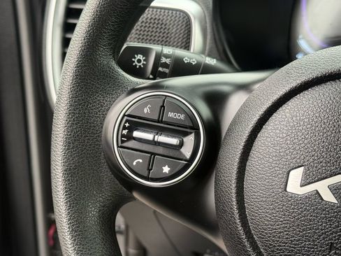 Used 2025 Kia Soul LX w/ LX Technology Package FWD image 17