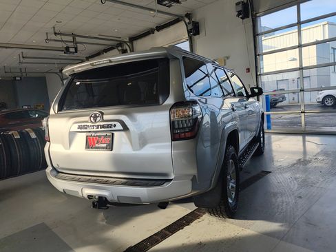 Used 2016 Toyota 4Runner SR5 image 4