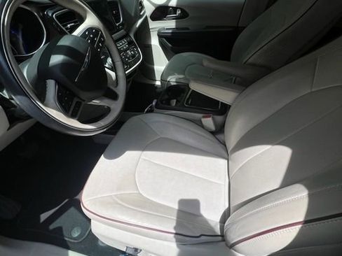 Used 2018 Chrysler Pacifica Limited w/ Tire & Wheel Group FWD image 6