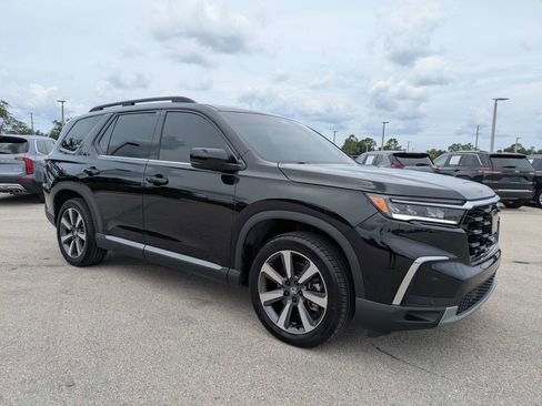 Used 2025 Honda Pilot Touring image 2