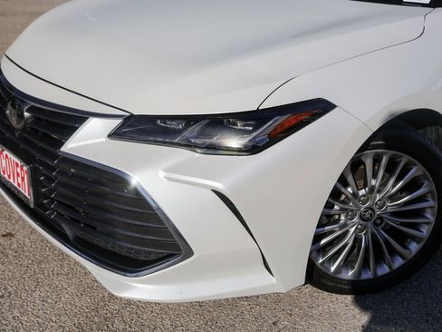 Used 2020 Toyota Avalon Limited image 2