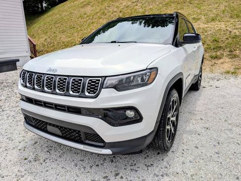 Used 2025 Jeep Compass Limited AWD/4WD image 4