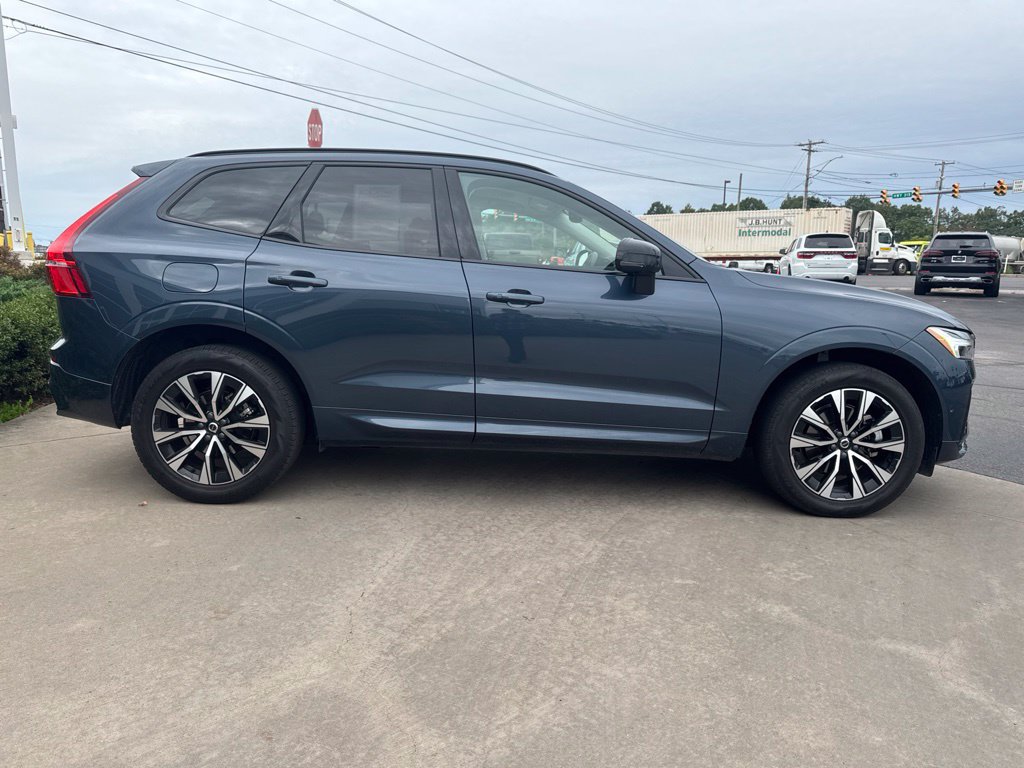 Used 2025 Volvo XC60 B5 Plus w/ Protection Package Premier AWD/4WD image 4