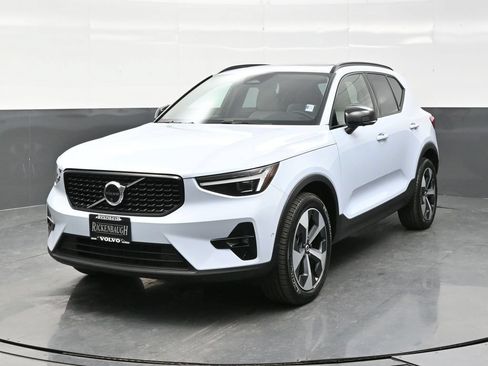 Used 2026 Volvo XC40 B5 Plus AWD/4WD image 2