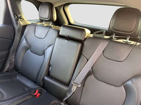 Used 2022 Jeep Cherokee Latitude Lux w/ Mopar Interior Package image 11