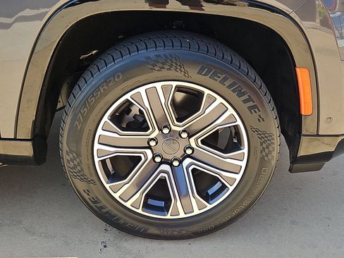 Used 2024 Jeep Wagoneer L Series II RWD image 5