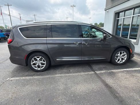 Used 2017 Chrysler Pacifica Touring-L Plus w/ Advanced Safetytec Group FWD image 3