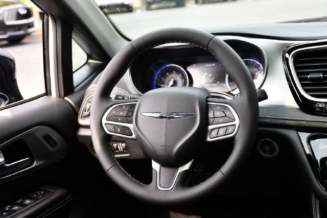 Used 2026 Chrysler Pacifica Limited FWD image 23