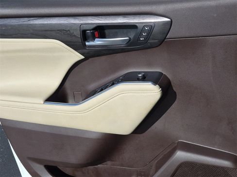 Used 2020 Toyota Highlander Limited image 31
