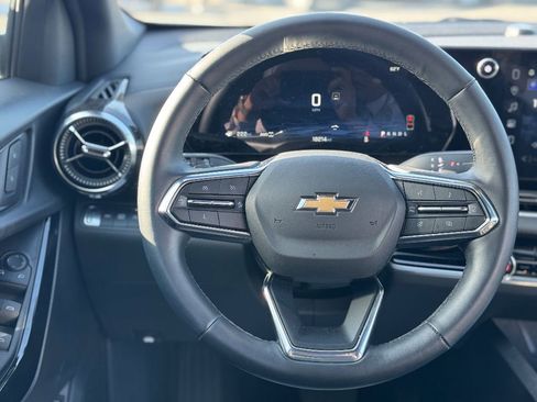 Used 2025 Chevrolet Equinox LT w/ Convenience Package II image 3