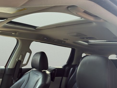 Used 2022 Kia Carnival SX Prestige FWD image 24