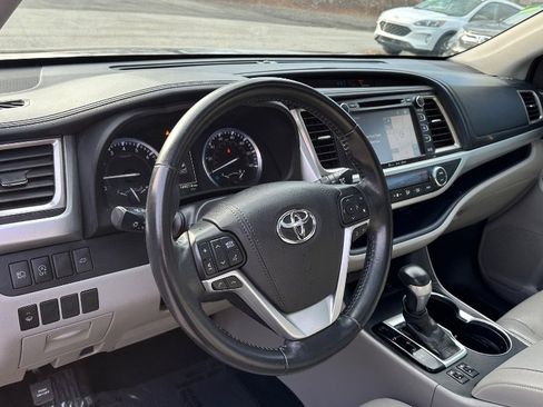 Used 2019 Toyota Highlander XLE image 12