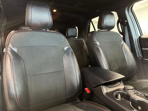 Used 2018 Ford Explorer XLT w/ Equipment Group 202A image 17