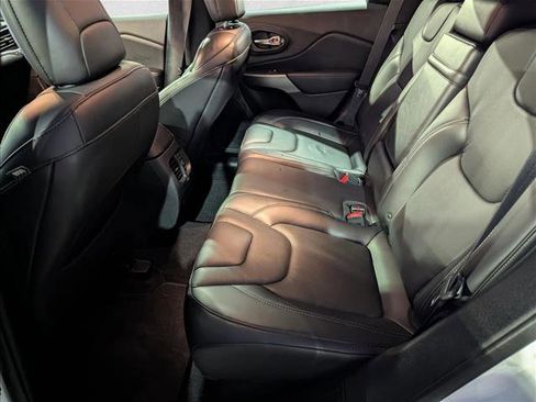 Used 2019 Jeep Cherokee Limited image 17