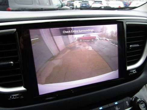 Used 2023 Chrysler Pacifica Touring-L image 17