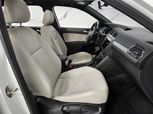 Used 2020 Volkswagen Tiguan SE R-Line image 4