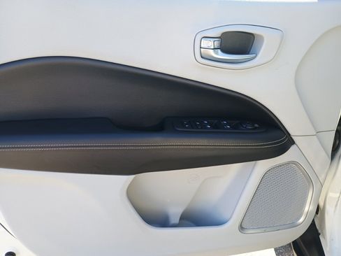 Used 2019 Jeep Compass Latitude image 11