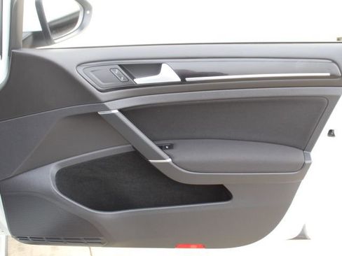 Used 2016 Volkswagen Golf S image 37