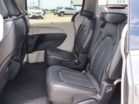 Used 2023 Chrysler Pacifica Touring-L FWD image 10