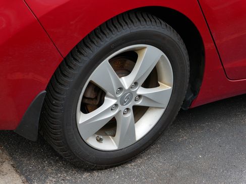 Used 2013 Hyundai Elantra GLS w/ Preferred Pkg FWD image 5