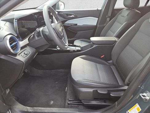 Used 2025 Chevrolet Trax LT image 14