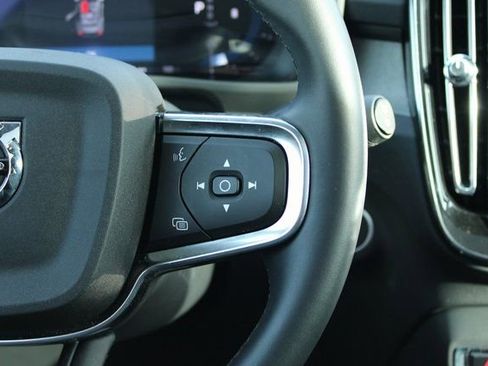 Used 2025 Volvo XC40 B5 Plus image 27